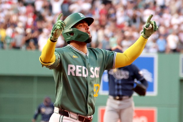 Wilyer Abreu, de los Medias Rojas de Boston, hace un gesto después de anotar un jonrón durante la primera entrada del segundo juego de una doble cartelera contra los Rays de Tampa Bay, el viernes 17 de julio de 2026, en Boston. (Foto AP/Mark Stockwell)