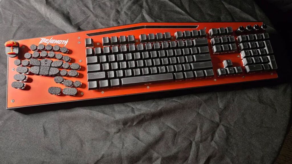 El Behemoth V2 es un teclado para juegos mecánico 135% maximalista