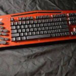 El Behemoth V2 es un teclado para juegos mecánico 135% maximalista