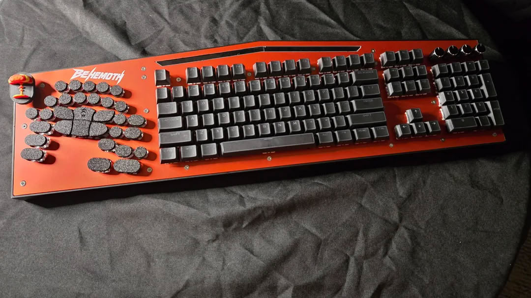 El Behemoth V2 es un teclado para juegos mecánico 135% maximalista
